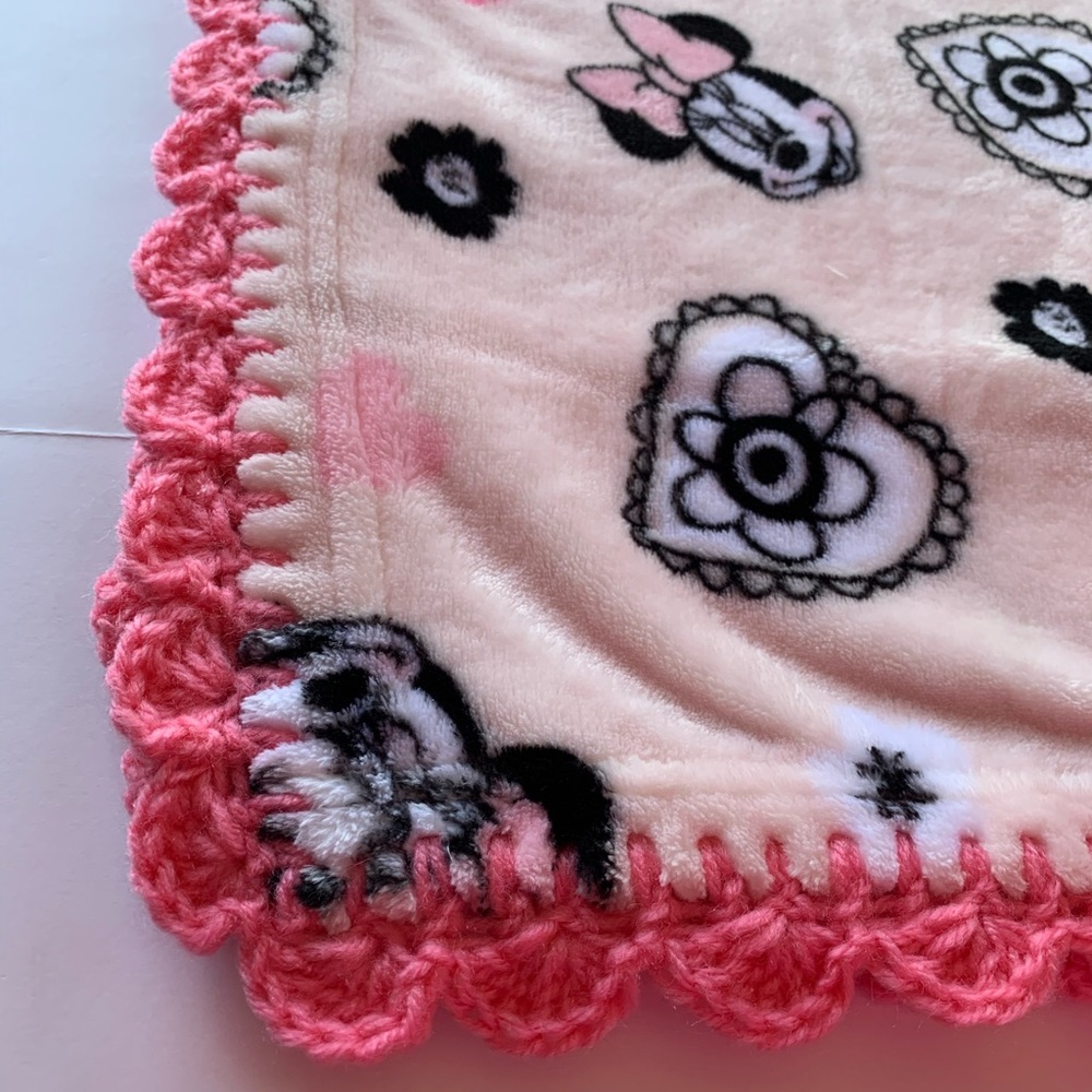 Disney Pink Minnie Mouse Baby Blanket Gift Set - Picture 7 of 7